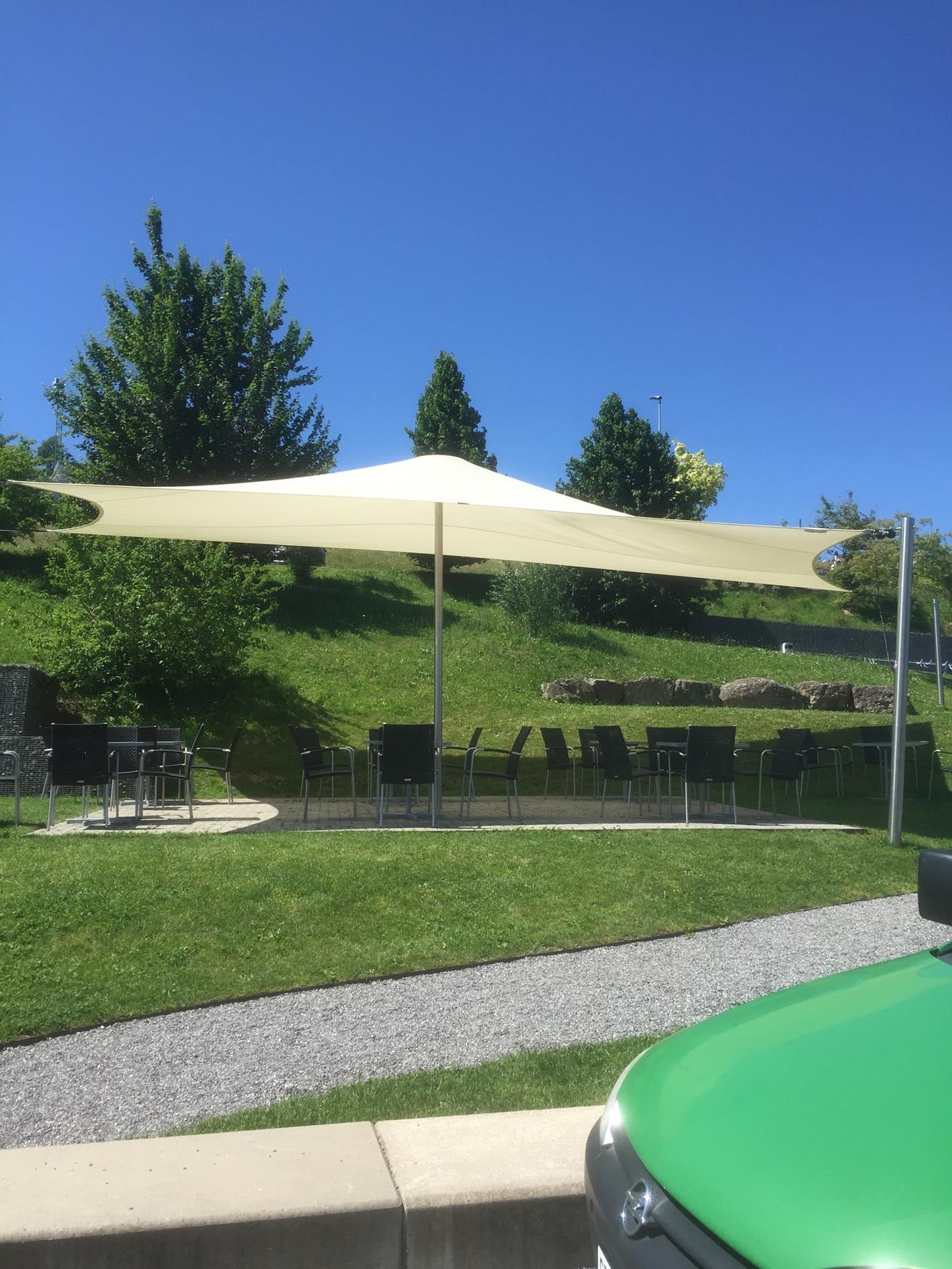 Sonnensegel über einer Sitzgruppe im Garten