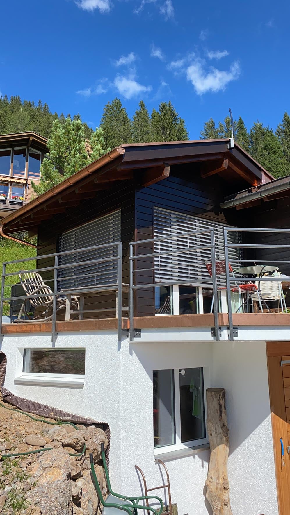 Holzchalet mit Lamellenbeschattung am Balkon
